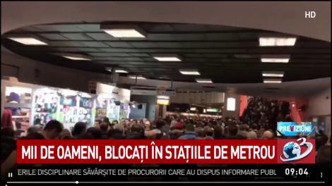 Aglomeraţie infernală la metrou. Mii de oameni, blocaţi &icirc;n staţii