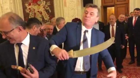 Imagini incredibile! Un deputat PNL, cu maceta și cu cozonacul în Parlament