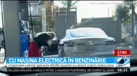 O şoferiţă blondă a mers cu maşina electrică în benzinărie