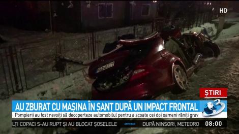 Accident cumplit &icirc;n Bistrița! Au zburat cu mașina &icirc;n șanț, după un impact frontal