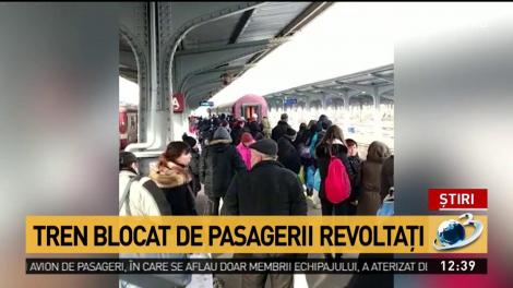Tren cu două vagoane, ne&icirc;ncăpător pentru călători. Pasager: &bdquo;Oamenii sunt foarte revoltați&rdquo;