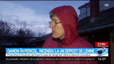 Oameni &icirc;n pericol, incendiu la un depozit de lemne
