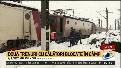 Două trenuri cu călători blocate &icirc;n c&acirc;mp