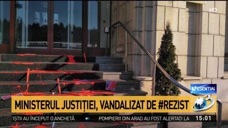 Ministerul Justiției vandalizat de #rezist.