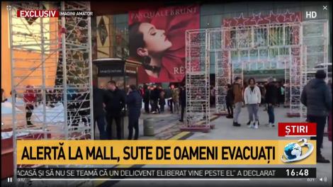 Imagini cu oamenii evacuaţi de la mall