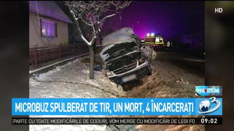 Accident mortal &icirc;n Arad &icirc;ntre un microbuz cu 16 pasageri și un TIR. Sunt mai multe victime
