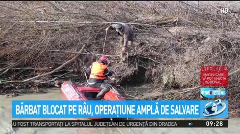 Bărbat blocat pe r&acirc;u, operaţiune amplă de salvare