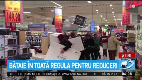 Bătaie &icirc;n toată regula pentru reduceri. Oamenii s-au călcat &icirc;n picioare pentru televizoare