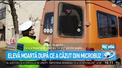 Elevă moartă după ce a căzut din microbuz