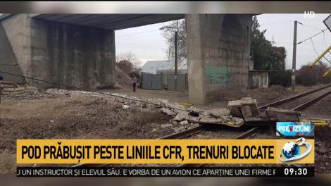 Pod prăbuşit peste liniile CFR, trenuri blocate