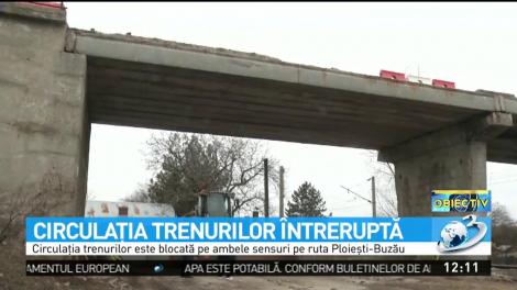 Balustradă prăbuşită peste linia feroviară