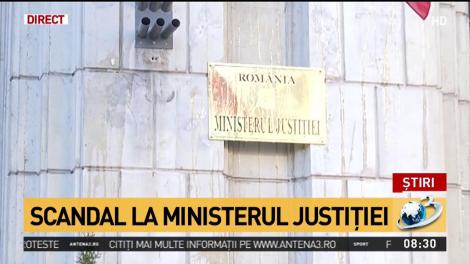 Protestatarii #rezist au aruncat cu ouă &icirc;n Ministerul Justiției
