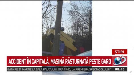 Accident în București! O mașină s-a răsturnat peste un gard