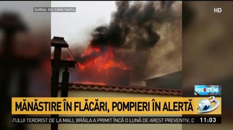 Incendiu puternic la o mănăstire din Constanța. Flăcările uriașe au distrus acoperișul chiliilor