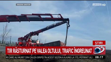 TIR răsturnat pe Valea Oltului! Traficul este &icirc;ngreunat