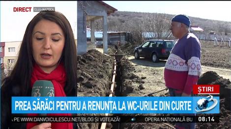 Prea săraci pentru a renunţa la WC-urile din curte