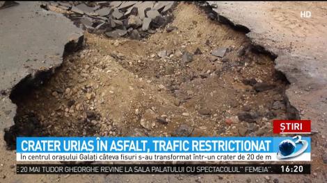 Crater uriaş &icirc;n asfalt, trafic restricţionat