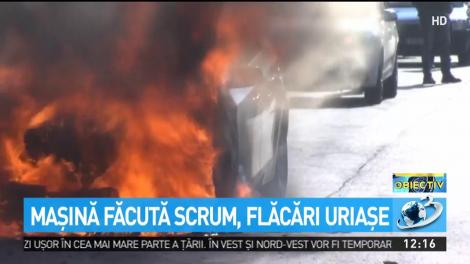 Maşină făcută scrum, flăcări uriaşe