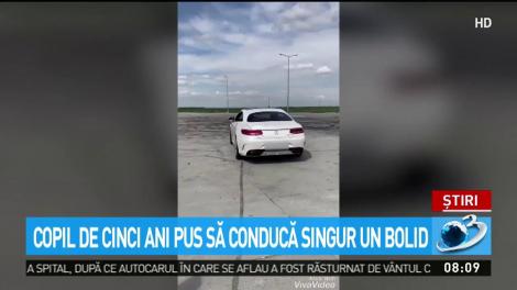 Copil de cinci ani pus să conducă un bolid