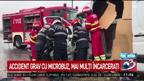 Accident grav cu microbuz, mai mulți &icirc;ncarcerați