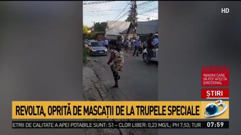 Scandal violent &icirc;n Iași! Polițiștii au fost atacați cu pietre &icirc;n mijlocul străzii