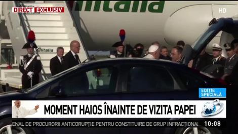 Moment haios la urcarea în avion! Vântul i-a dat bătăi de cap Papei Francisc