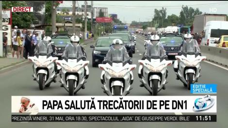 Imagini impresionante. Trecătorii de pe DN1 &icirc;l salută pe Papa Francisc