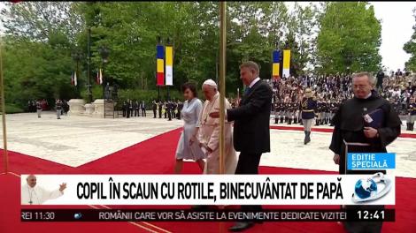 Copil &icirc;n scaun cu rotile, binecuv&acirc;ntat de Papa Francisc