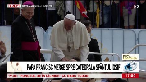 Moment sacru. Papa Francisc a sărutat trei copii la ieșirea din Catedrala Mântuirii Neamului. Video