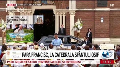 Papa Francisc înconjurat de credincioși. Imagini de la prima slujbă oficiată de Suveranul Pontif în România