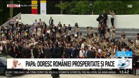 Papa Francisc, gest neașteptat în fața Palatului Cotroceni. Tinerii care îl așteptau și-au făcut selfie-uri cu Sfântul Părinte