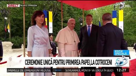 Pontif a ajuns la Palatul Cotroceni. Papa Francisc a salutat Garda &icirc;n limba rom&acirc;nă