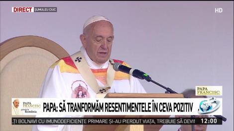 Papa Francisc, predică ținută la slujba de la Șumuleu Ciuc. Suveranul poartă un veșmânt creat de o româncă