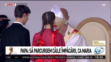 Papa Francisc a binecuv&acirc;ntat mai mulți copii, &icirc;n timpul ceremoniei de la Șumuleu Ciuc