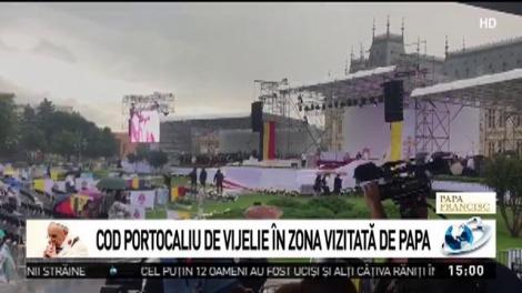 Cod portocaliu de vijelie &icirc;n zona vizitată de Papa Francisc. Zeci de credincioși &icirc;nfruntă ploaia cu grindină, &icirc;n așteptarea Suveranului Pontif - VIDEO