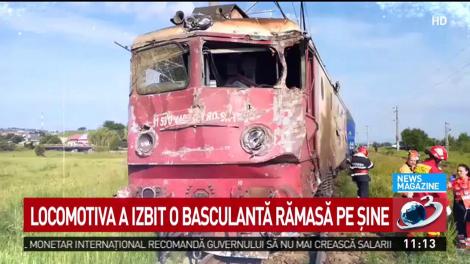 Accident cumplit. Un tren cu zeci de călători a deraiat. Locomotiva a izbit o basculantă