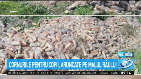 Unde se duc banii din "cornul și laptele". Sute de kilograme de cornuri pentru elevi, găsite aruncate pe malul unui râu