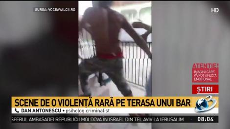 Scene de o violenţă rară pe tereasa unui bar din V&acirc;lcea. Doi bărbați au fost bătuți p&acirc;nă au leșinat