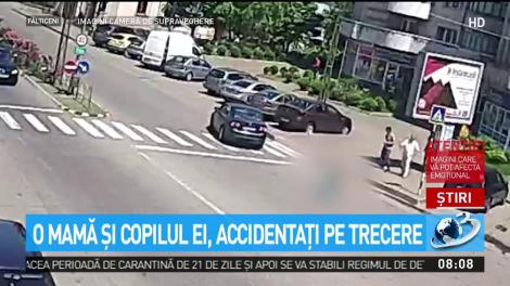 Video. Își ținea copilul de mână și traversau, pe trecerea de pietoni. Au fost loviți de o mașină ce mergea în marșarier, pe o stradă cu sens unic