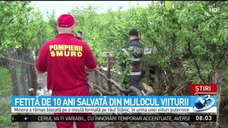Video. O fetiță de zece ani a fost salvată de pompieri din mijlocul unei viituri puternice