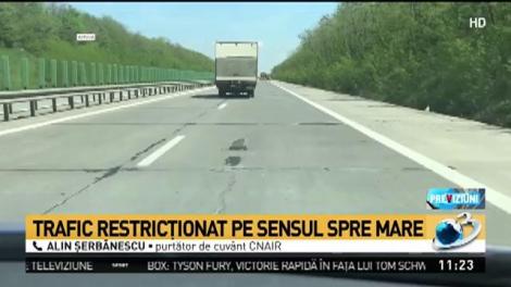 Trafic restricționat pe Autostrada Soarelui. Două dale s-au ridicat din cauza căldurii
