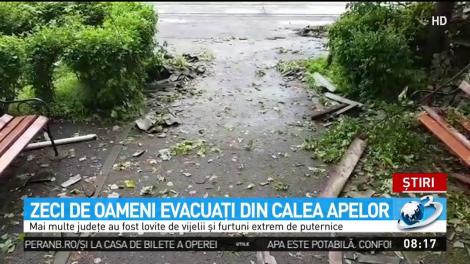 Zeci de oameni au fost evacuaţi din calea apelor