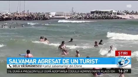 Salvamar agresat de turist