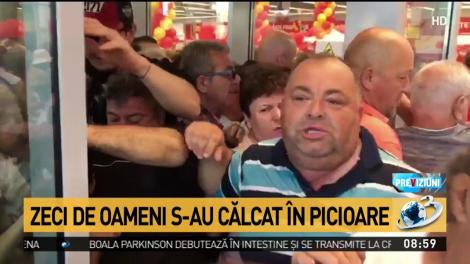 Video. Bătaie nouă pe tigăi la preț promoțional! Imagini halucinante într-un supermarket din Galaţi