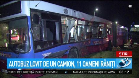 Autobuz lovit de un camion, 11 oameni răniţi