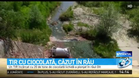 Un camion &icirc;ncărcat cu 20 de tone de ciocolată s-a răsturnat &icirc;n albia r&acirc;ului Olt