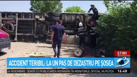 Accident extrem de spectaculos. Un TIR a măturat tot ce i-a apărut &icirc;n cale