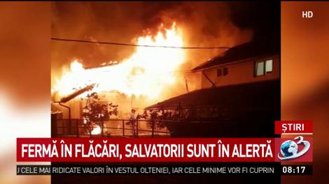 Fermă &icirc;n flăcări, salvatorii sunt &icirc;n alertă