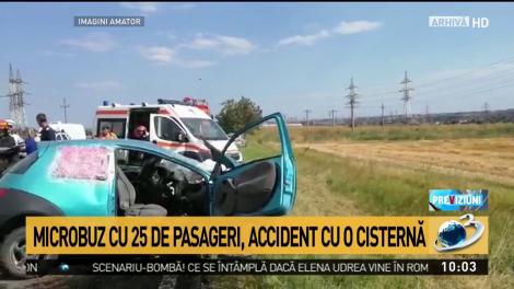Microbuz cu 25 de pasageri, accident cu o cisternă