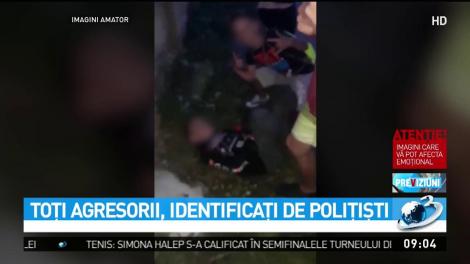 Elev bătut şi umilit de un grup de tineri